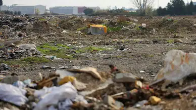 Adana’da Boş Arazi Çöplüğe Döndü: Mahalle Sakinleri İsyanda!